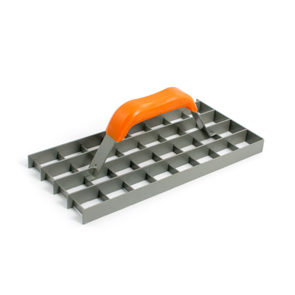Rektangulär rivbräda med rutmönstrad botten och ett orange handtag på toppen.