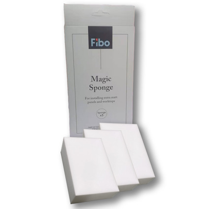Fyrkantig förpackning märkt "Fibo Magic Sponge" med tre vita svampar framför.