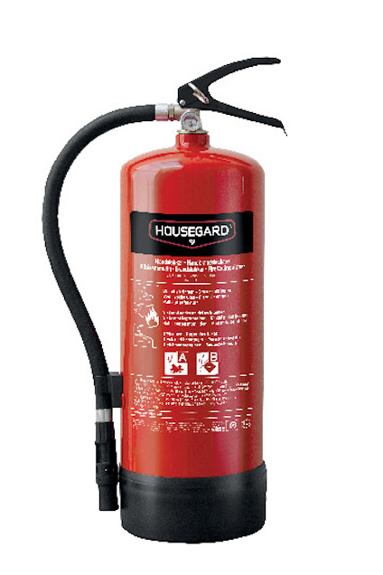 Röd brandsläckare med etikett och slang, märkt "HOUSEGARD" med instruktioner och symboler för olika brandklasser.