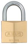 Hänglås i mässing med stålbygel, inskription "ABUS 65/60" samt text "NANO PROTECT" på bygeln.