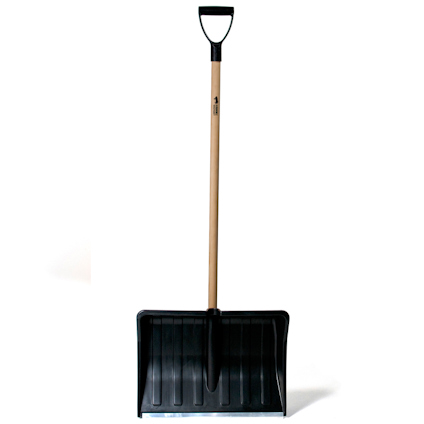 Snöskyffel med svart plastblad, trähandtag och D-format grepp.