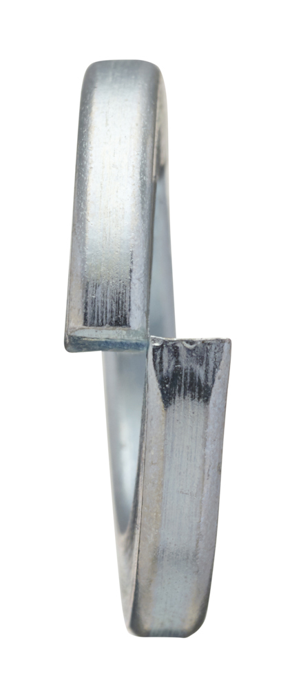 Metallisk fjäderbricka med en bruten cirkulär form, visad från sidan.