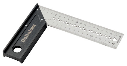 Vinkelhake med svart handtag och silverfärgad graderad linjal, varumärket synligt på handtaget.