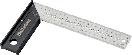 Vinkelhake med svart handtag och metallisk mätsticka med centimeter- och millimeterskalor. Text: "Hultafors".