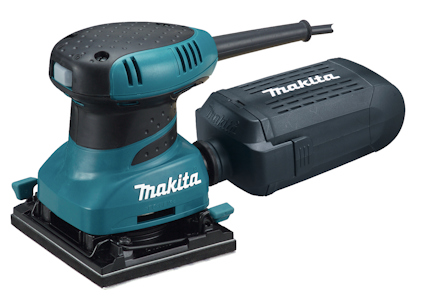Slipmaskin i blått och svart med texten "Makita" på sidan och handtaget. Kabel sträcker sig bakåt.