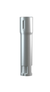 Metallisk cylinderformad förlängare med skåror och öppningar i båda ändar.