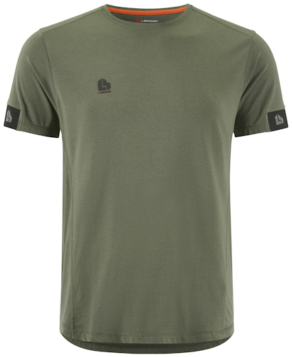 Grön t-shirt med rund halsringning och korta ärmar, har en liten logga på vänster bröst och överärmen.