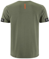 Grön t-shirt med korta ärmar och små svarta patchar på varje ärm. Orange detalj på övre ryggen.