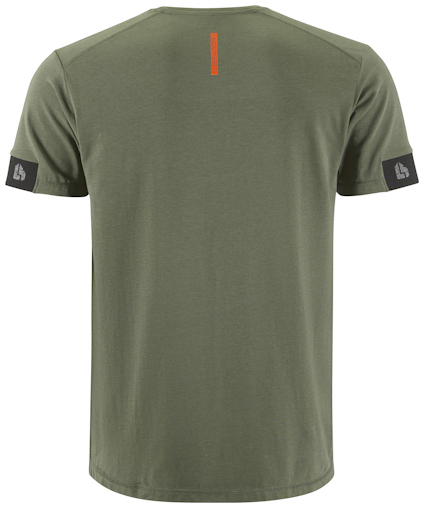 Grön t-shirt med korta ärmar och små svarta patchar på varje ärm. Orange detalj på övre ryggen.