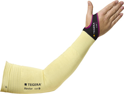 Gult armbågsskydd med texten "TEGERA Kevlar cut D", bärs på en arm med handen öppen.