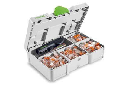 Öppen vit förvaringslåda med grönt handtag, innehållande olika kopplingsklämmor och en svart mätverktyg.