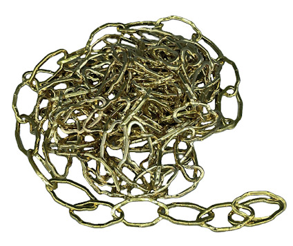 Ljusgul metallkedja med oregelbundna polygonala länkar, upplindad i en hög.