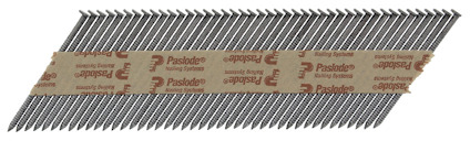 Rader av silverfärgade ringformade spikar hålls ihop med ett brunt band med logotyper.