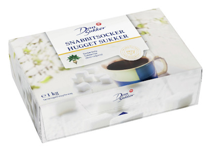 Förpackning av Dansukker Snabbitsocker med en blå kopp kaffe och sockerbitar i bakgrunden.