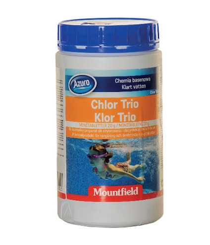 En behållare med blått lock märkt med "Azuro Chlor Trio Klor Trio". Etiketten har bilder och text på flera språk.