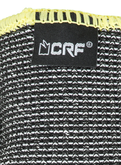 Svart och vit randigt tyg med gul kant och en svart etikett med texten "CRF" och symbol.