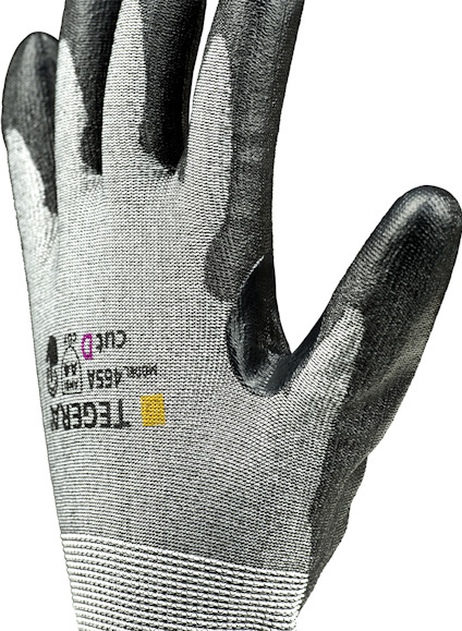 En skyddshandske i svart och grått, märkt "TEGERA" och "CUT 5", med text och symboler.