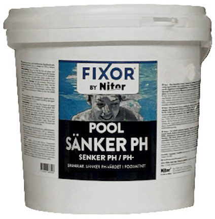 Vit hink med etikettext: "FIXOR by Nitor Pool Sänker pH". Text på flera språk och en illustration av en kvinna i vatten.