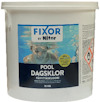 Vit plasthink med etikett för "Fixor by Nitor Pool Dagsklor 10 kg." Innehåller varningssymboler.