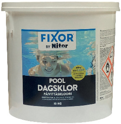 Vit plasthink med etikett för "Fixor by Nitor Pool Dagsklor 10 kg." Innehåller varningssymboler.