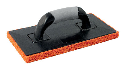 Rektangulär filtbräda med orange skrubbyta och svart handtag med grå detalj.