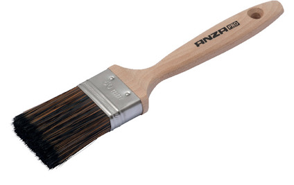 Omodern pensel med trähandtag och mörka borst, metallring och hål för upphängning på handtaget.