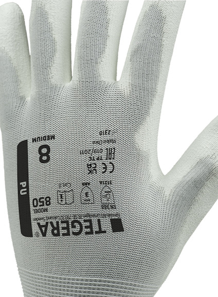 Arbetshandske med texten "TEGERA", "MODEL 850", och "8 MEDIUM" tryckt på handflatan.