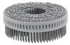 Spikring i silverfärg med synliga huvuden, arrangerade i en cirkel.