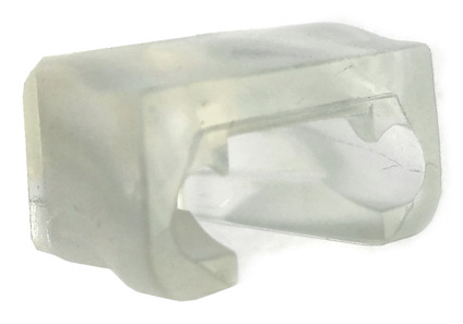 Transparent plastdetalj med en U-formad öppning och släta ytor.