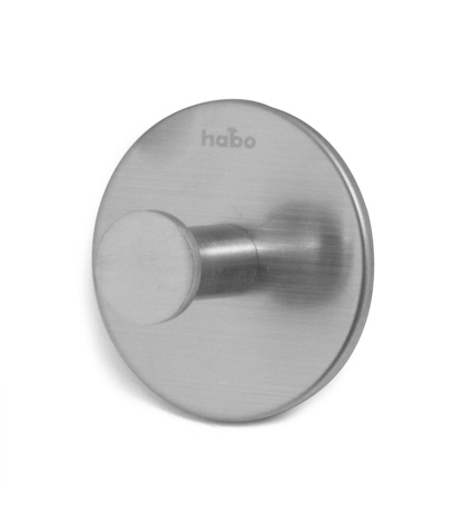 Rund metallkrok med en enkel, modern design. Texten "habo" syns på ytan.