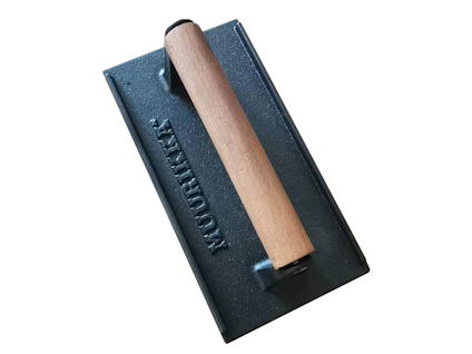 Rektangulär grillpress i gjutjärn med trähandtag, texten "MUURIKKA" på ytan.