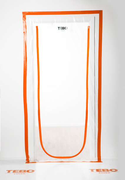 Transparent dammskydd med orange kanter och en U-formad blixtlåsöppning i centrum. Text: "TEBO" upptill.