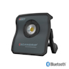 Svart kvadratisk arbetsbelysning med handtag och Bluetooth-logotyp. Text: "Scangrip Innovation from Denmark".