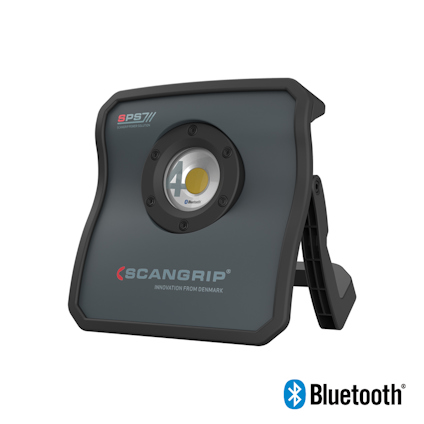 Svart kvadratisk arbetsbelysning med handtag och Bluetooth-logotyp. Text: "Scangrip Innovation from Denmark".