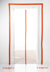Transparent plastöverdrag med orangefärgad dragkedja och ram, placerat över en dörröppning; märkt med "TEBO".