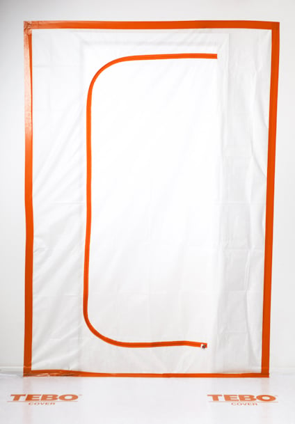 Vit dörr med orange blixtlåsram, står mot en vit bakgrund. Texten "TEBO" syns vid basen.