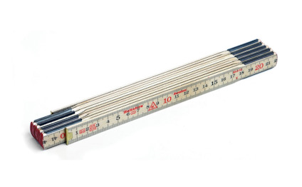 Vikbar meterstock i trä med röda ändar och märkningar i centimeter och millimeter.