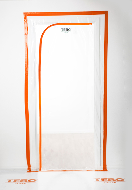 Vit plastdörr med orange kant, stående öppnad med en dragkedja. Texten "TEBO" syns på dörrens övre del.