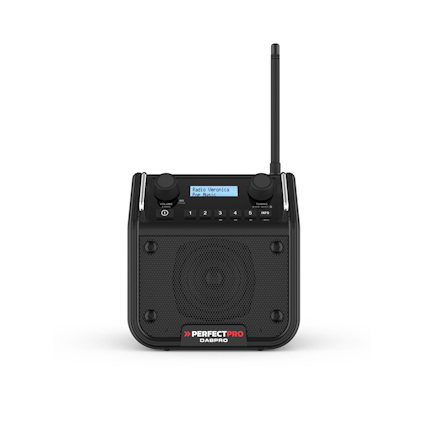 Svart byggnadsradio med två rattar, en antenn och digital display som visar "Radio Veronica". Märkt med "Perfectpro DABPRO".