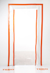 Transparent plastdörr med orange tejp längs kanterna och texten "TEBO" på golvet nedanför.