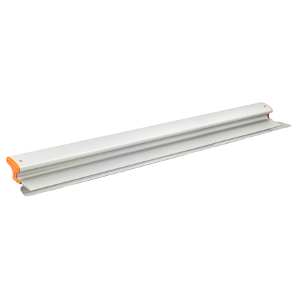 Bred metallspackel med orange plastdetaljer på ändarna, vit bakgrund.