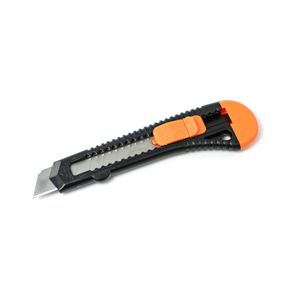 Brytbladskniv med svart handtag, orange skjutreglage och bladskydd på toppen.