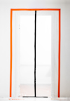 Plastdörr med magnetisk öppning, omgiven av orange tejp.