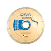 Rund diamantklinga med text "DNA Montolit" och flera symboler och teknisk information tryckt på ytan.