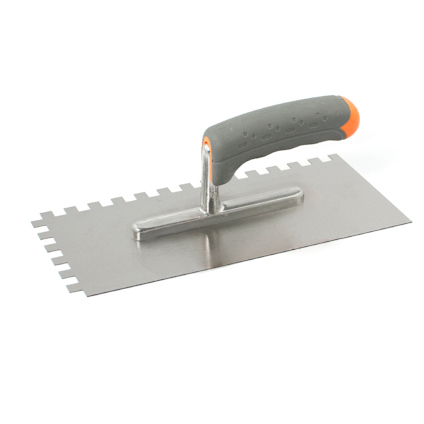 Fyrkantig stålspackel med orange och grått mjukt handtag samt taggade kanter på tre sidor.
