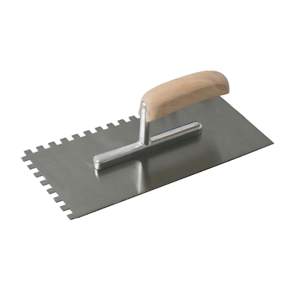 Fixkam med metallblad och tandad kant, trähandtag.