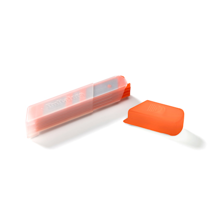Orange plastbehållare och lock, innehåller en rad brytblad.