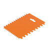 Orange plastbricka med ett utskuret handtag och tandad kant på tre sidor.