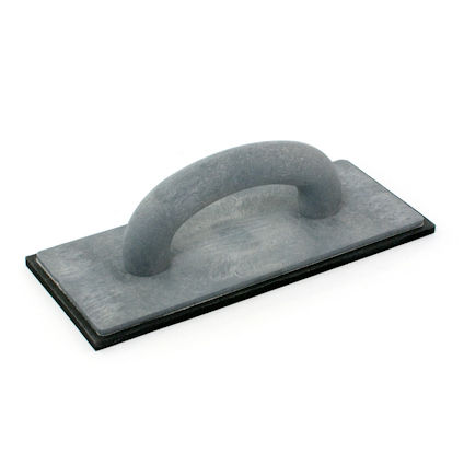 Rektangulär fogplatta med böjt handtag i grått material.