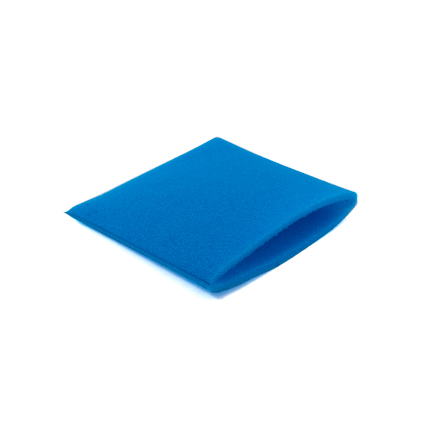 Ett blått, fyrkantigt filtermaterial som ligger platt på en vit bakgrund.